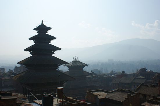 Morgenstimmung vom Dach unserers Hotels. Vorne ist wieder der Nyatapola Tempel zu sehen, hinten der Bhairabnath Tempel.