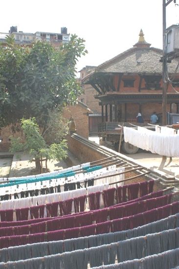Trocknen von gefaerbten Garnstraengen vor dem Nava Durga Tempel