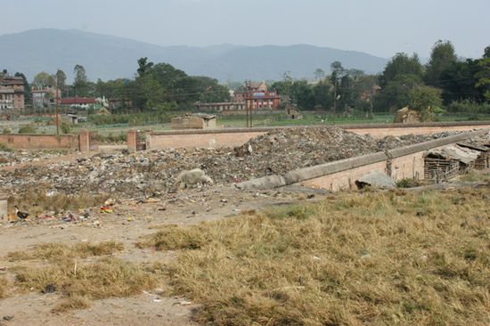 Ok! Auch das gehoert zu Bhaktapur und wollen wir euch nicht vorenthalten: Muellhalde unmittelbar neben dem Khalna Tole.