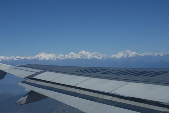 Die Bergeketten auf Nepali-Boden liessen sich zu Beginn bei bester Sicht bewundern....