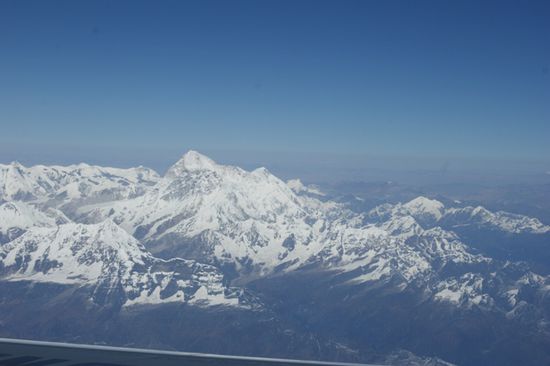 ...und wurden schon bald von den "Grenz-Gebirgen" abgeloest. Freie Sicht auf den Mount Everst - einfach wunderschoen!