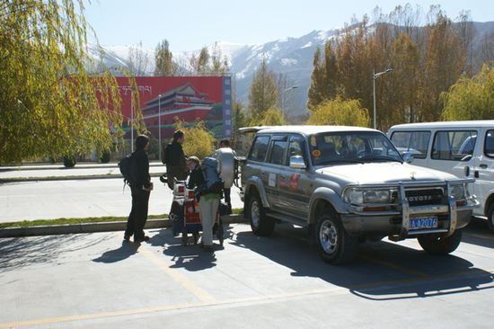 Nach mehrmaligem Zeigen des Visas und ausfuehrlicher Kontrolle wurden wir von unserem Guide Lobsang abgeholt und zu "unserem" Jeep mit Fahrer Jampa gebracht. So gaebig !