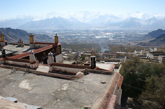 Blick auf Lhasa und die umliegenden Berge.