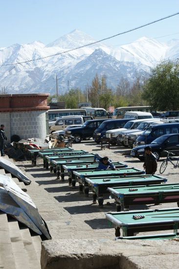 Billiardtische waren immer wieder in Tibet zu sehen, wie hier vor dem Sera-Kloster. Ob die Chinesen durch Spiele die Tibeter bei Laune halten wollen?