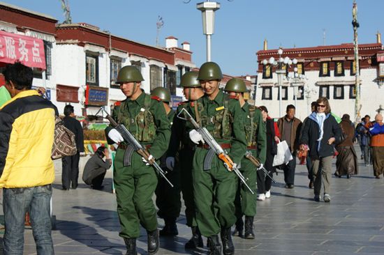 Militaerpatroullien beim Jokhang-Tempel. Leider war das Militaer und die Polizei allgegenwaertig.