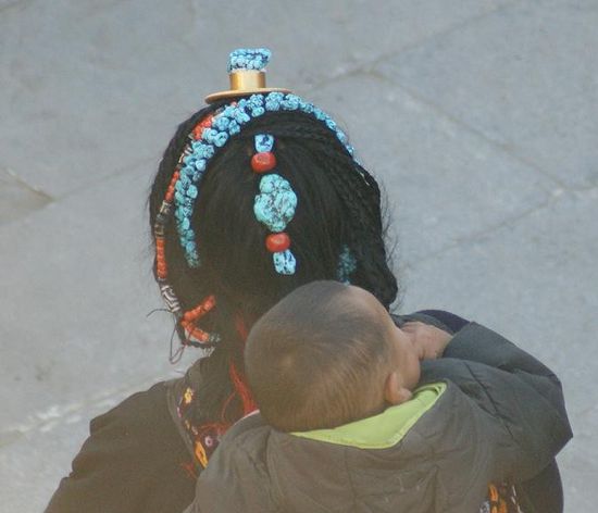 Schnappschuss von einem herrlichen Haarschmuck einer Tibeterin von der Dachterrasse aus.