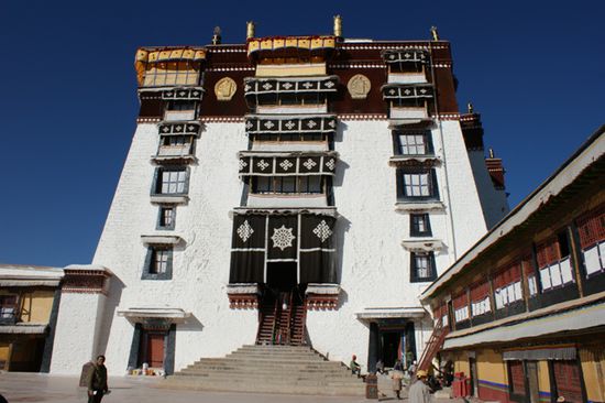 Im Innern des Potala-Palastes eines der vielen Gebaeude. Oder war es das Hauptgebaeude. Der Palast war so riesig, dass ich (Beat) meine Orientierung so ziemlich verloren hatte.