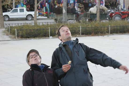Zuckerrohr kauen ist suess, aber nur ganz kurz. Dann wird der Rest ausgespuckt... Da machen Peter und ich doch gleich einen "Zuckerrohr - Weitspuck - Wettbewerb" daraus!