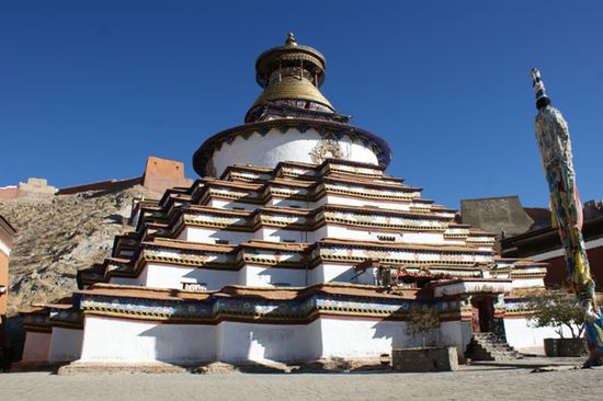 Der 35 Meter hohe Choerten (Stupa) ist einer der groessten in der buddhistischen Welt.