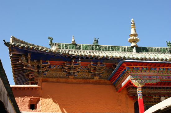 Die gruenen Plaettchen auf dem Dach sind unter anderem Zeugnisse der chinesischen Architektur.