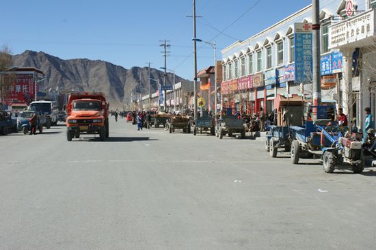 Hauptstrasse von Lhatse.