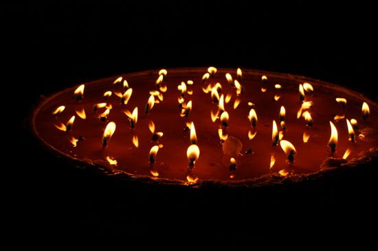 Die riesigen Butterlampen in den Kloestern werden von den Pilgern immer wieder mit Wachs aufgefuellt.