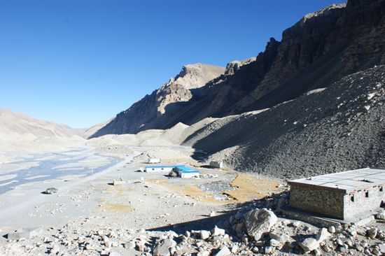 Blick hinunter auf das Everest Base Camp, dass zu dieser Zeit voellig verlassen war.