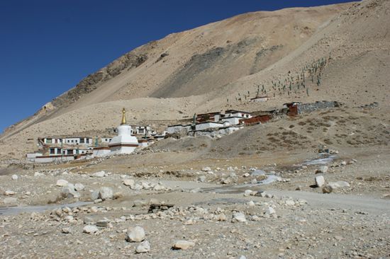 Blick auf das Rongbuk-Kloster. Angeblich das hoechst gelegene Kloster der Welt.