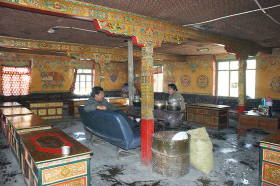 Der Essraum in Rongbuk mit Lobsang und Jampa.