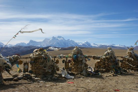 Gebetsfahnen, Choerten, windangetriebene Gebetsmuehlen...
Im Hintergrund Shishapangma (8012 mueM)