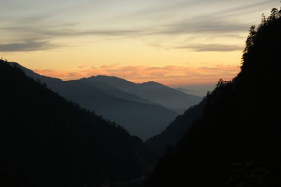 ... in ein schluchtartiges Tal fahren, innert kurzer Zeit "an Hoehe verlieren" und ploetzlich wieder von Straeuchern und Baeumen umgeben sind.