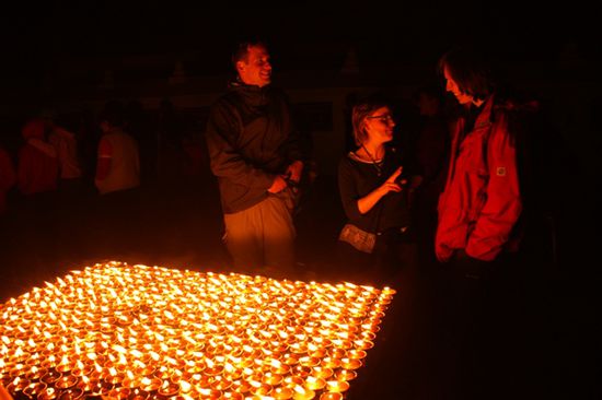 Es heisst nun auch tschuess sagen von unserem Lieblingsplatz in Kathmandu: Butterlampen vor der Boudhanat.