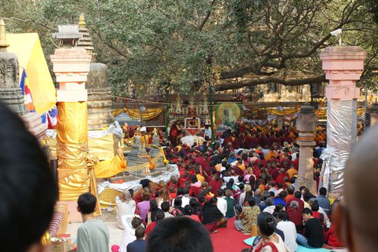 So viele Leute und Moenche wollten den Karmapa hoeren. Schade nur, war die Tonqualitaet so schlecht.