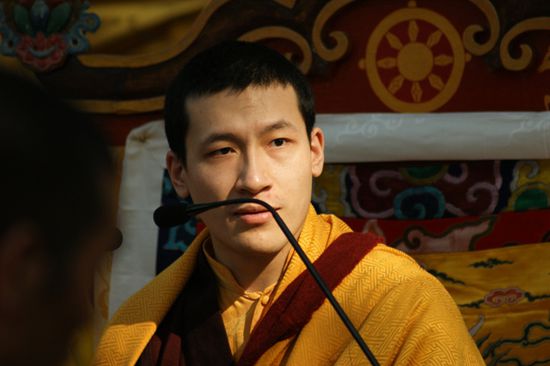 Der Karmapa - besser gesagt einer der zwei, denn aus uns nicht erklaerlichen Gruenden gibt es zwei davon.