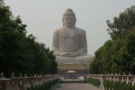 Die 25m hohe Grosse Buddhastatue - eine weitere Sehenswuerdigkeit von Bodhgaya.