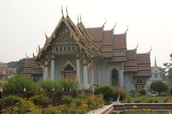...und das thailaendische Kloster. Zwei von ueber 8 Kloster aus verschiedenen Laendern.