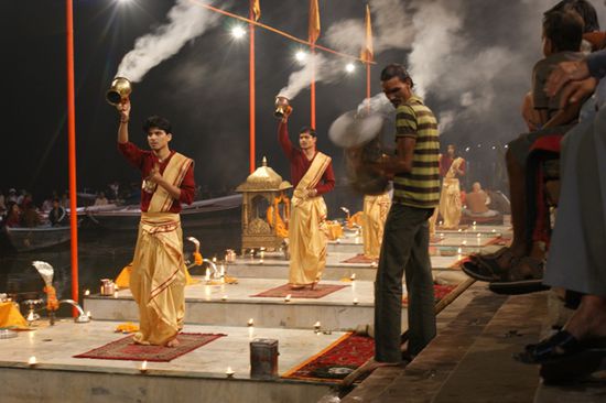 Puja (Ritual am Fluss):
Waehrend fast einer Stunde halten die vier Juenglinge eine tanzende, betende und heilige Gegenstaende schwenkende
Synchron-Zeremonie.
