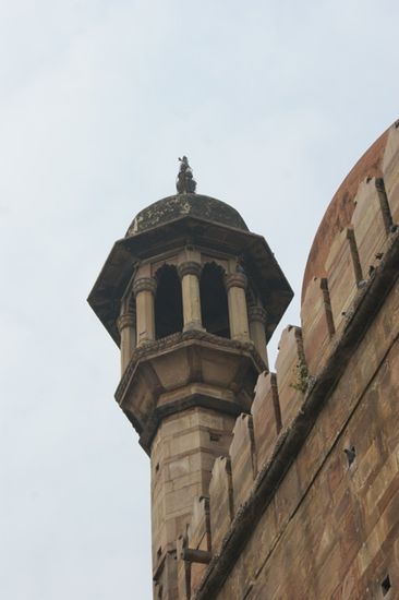 Auf einem unserer Spaziergaenge an den Ghats:
Minarett der Alamgir Moschee