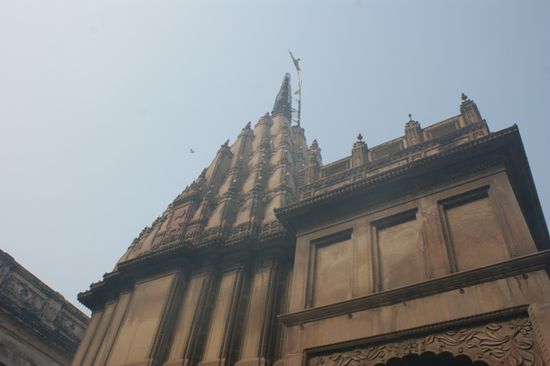 Wenn du es wagst, den Blick vom Boden und den unzaehligen Kuhfladen zu nehmen, gibt es in der Altstadt immer wieder einen kleinen Tempel zu entdecken.