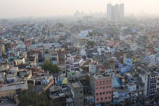 Blick auf die engen Gassen von Delhis Altstadt.