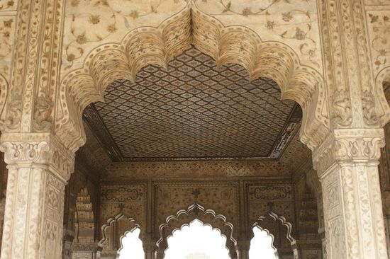 Die Torbogen des Diwan-i-Khas, der Audienzhalle im Red Fort - alles aus Marmor und eingesetzten (Halbedel-)Steinen.