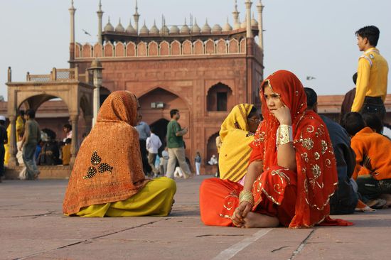 Inderinnen mit farbigen Saris im Innenhof der Moschee.