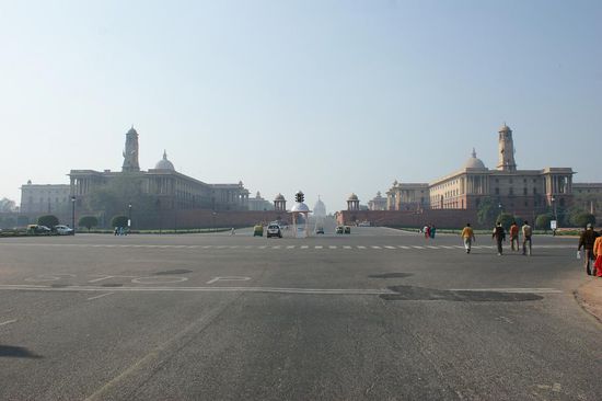 Dieses Bild laesst erahnen, wie gross diese Bauten sind. Im Hintergrund (in der Mitte) ist noch die Kuppel des Parlamentshaus zu erkennen.