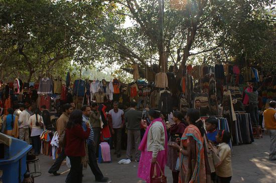 Ein weiterer Marktstand - Baeume dienen als Halter fuer die Kleiderbuegel.