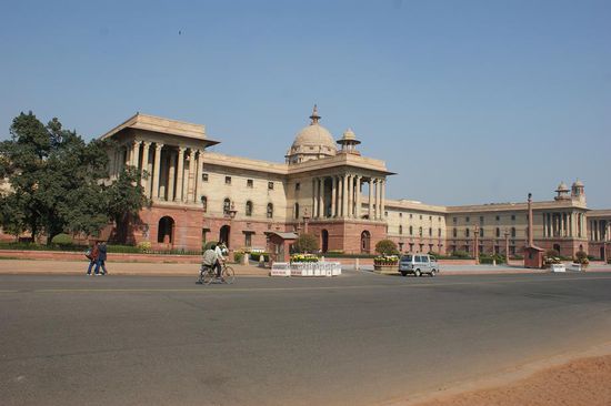Eines der Secretariat Building - auf der anderen Strassenseite gibts nochmals genau das gleiche.