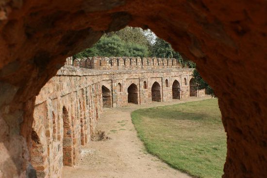 Alte Sandsteinmauern umgeben das Humayun's Tomb.