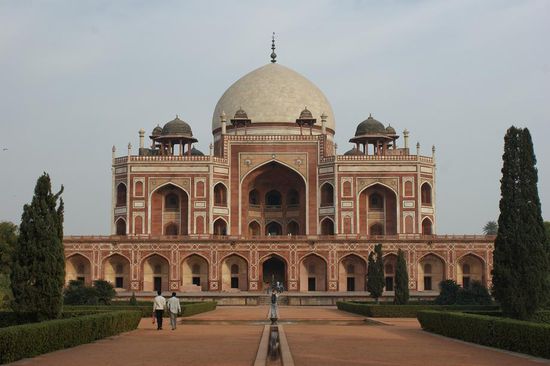 Das Hauptgebaeude des Humayun's Tomb. Unglaublich welch riesige Gebaeude in dieser Zeit fuer Graeber gebaut wurden.