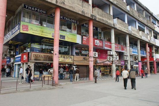 Ladenketten wie ich sie bis anhin nur am Connaught Place in Delhi gesehen habe.