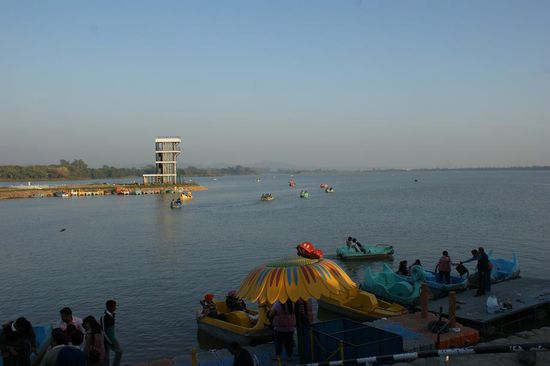 Der Sukhna-See - der grosse kuenstliche See entstand auch durch die Hand des Architekten.