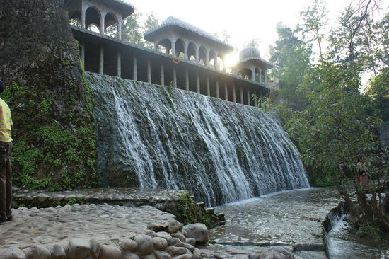 ... maerchenhafte Gebaeude mit Wasserfaellen ...