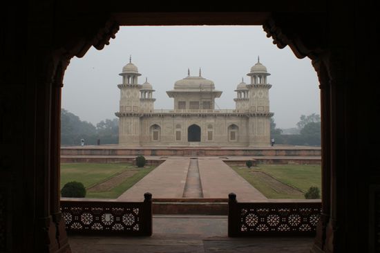 Itimad-Ud-Daulah
hat auch den Spitznamen Baby Taj
und war das erste Bauwerk der Moguln, das komplett aus Marmor gebaut wurde.