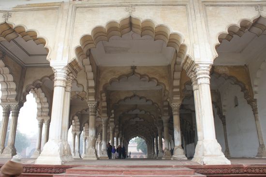 Eigentlich war das Fort von Akbar fuer militaerische Zwecke gedacht. Doch Shah Jahan, sein Enkel und Taj Mahal-Errichter, machte einen Palast daraus:
Im Bild einer der marmornen Saeulenhallen