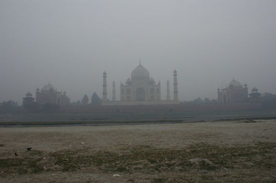 Nichts mit Sonnenuntergang - Farbenspiel... leider!
Im Bild Taj Mahal am Abend, von hinten, von der gegenueberliegenden Flussseite her:
Alle 4 Seiten des Bauwerks sind total identisch, nur Vorder- und Hintergrund veraendern sich je nach Standort!