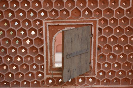 Detailaufnahme der Bienenwabenstruktur des Hawa Mahal.