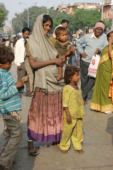 Eine Bettler-Familie vor dem Hawa-Mahal.