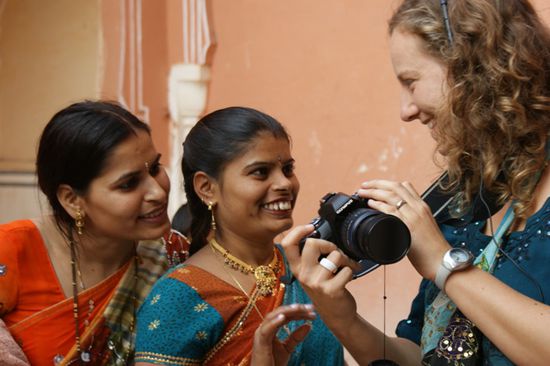 Indische und westliche Touristen treffen aufeinander.
Damaris zeigt ihr geschossenen Fotos an freundlichen Inderinnen.