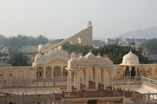 Von den oberen Stockwerken des Hawa Mahal hat man einen tollen Blich auf die Stadt.
Dieses sprungschanzenartige Gebilde gehoert zum Jantar Mantar, dem Observatorium. Eine weitere Sehenswuerdigkeit Jaipurs, die wir aber nicht besuchten.