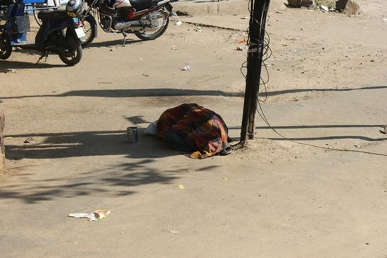 Auch das gehoert leider zu jeder Stadt und jedem groesserem Dorf in Indien - Bettler die rumliegen oder versuchen ihr Brot zu "verdienen".
