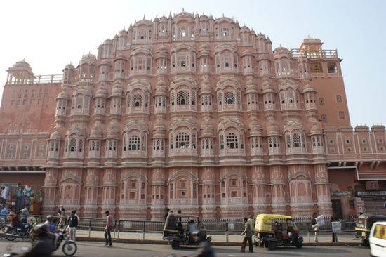Der Hawa Mahal - Die bienwabenartige Fassade aus Sandstein wurde so gebaut, dass die Hofdamen das Leben und die Festzuege in der Stadt beobachten konnten.
