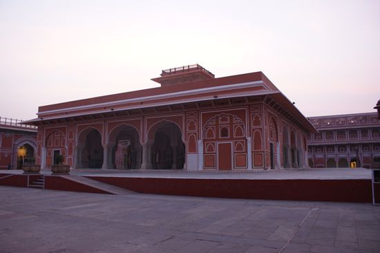 Die Diwan-i-Khas (Halle der privaten Audienzen) im City Palace in der Abenddaemmerung.